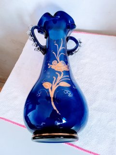 مزهرية انتيك من الزجاج الأزرق الفرنسي المطلي بماء الذهب  6