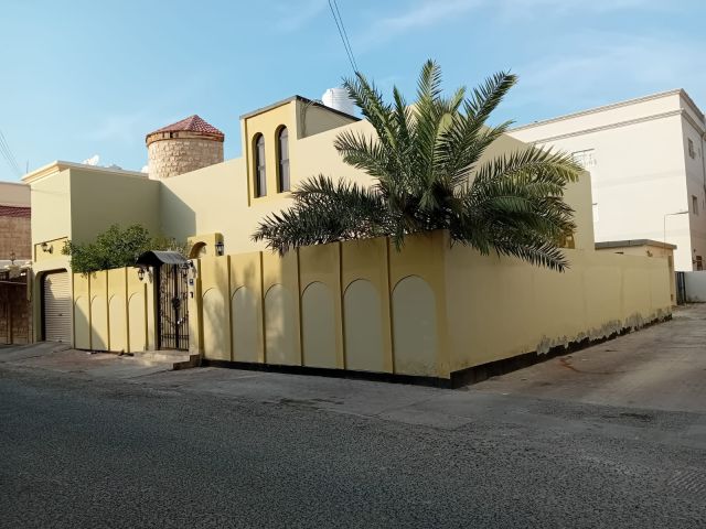 للبيع بيت في عراد مفتوح على ثلاث جهات في فريج هادئ بعيد عن الضوضا