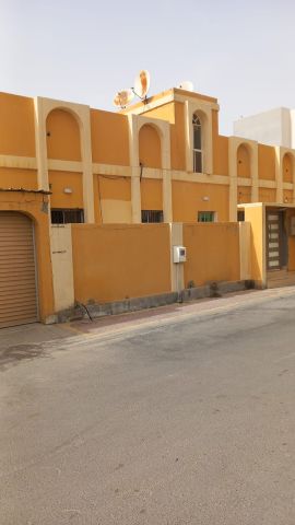  للبيع بناية في موقع ممتاز على زاوية بالقرب من دوار 19 مدينة حمد 2