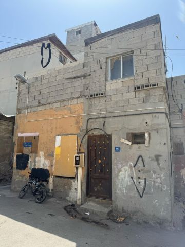 للبيع أرض في كرانة هو عبارة عن منزل قديم معتبرينه أرض