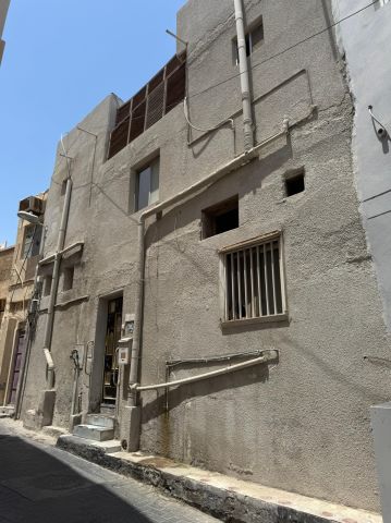 للبيع منزل قديم في المحرق فريج البن علي 5