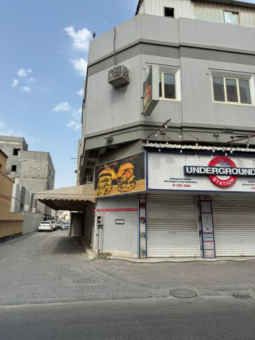 للبيع بناية تجارية في سترة 8