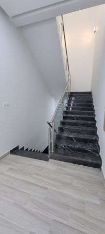 للبيع فلل جديدة و راقية  بتشطيبات ممتازة في منطقة مقابة سرايا 1   2