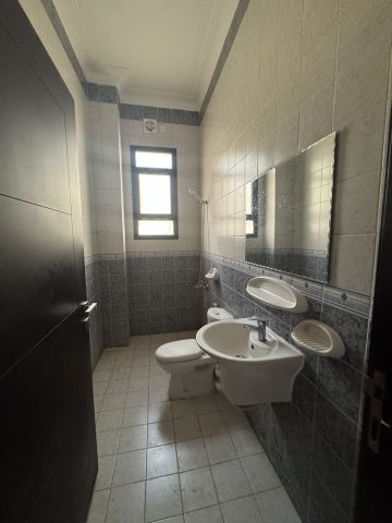 للإيجار شقة في الجنبية تقع خلف مجمع المركادو  2