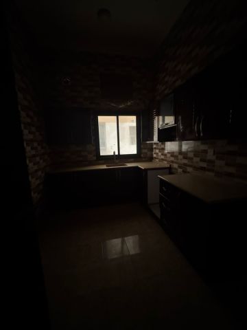 للإيجار شقة في الجنبية تقع خلف مجمع المركادو  4