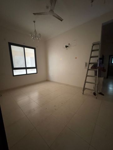 للإيجار شقة في الجنبية تقع خلف مجمع المركادو  5