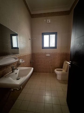 للإيجار شقة في الجنبية تقع خلف مجمع المركادو  6