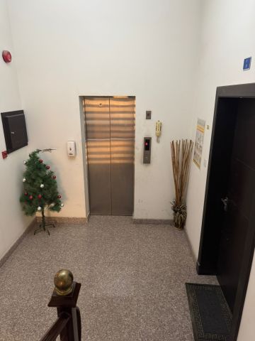 للإيجار شقة في الجنبية تقع خلف مجمع المركادو  7