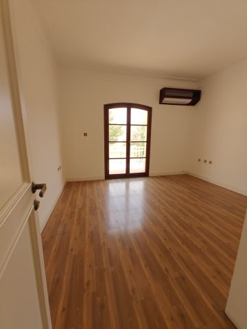 #للايجار فيلا نصف فرش في منطقه الماحوز خلف السفاره المصريه  الفيل 4