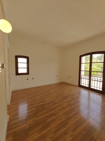 #للايجار فيلا نصف فرش في منطقه الماحوز خلف السفاره المصريه  الفيل 6