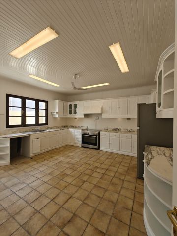 #للايجار فيلا نصف فرش في منطقه الماحوز خلف السفاره المصريه  الفيل 8