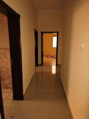 شقه نصف مفروشه  ( مكيفات وستائر) للايجار فى توبلى قرب الممشى