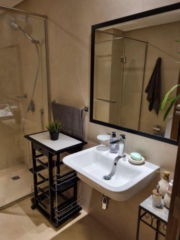 للبيع شقة ستوديو في (plus tower) مؤجرة بعقد جديد في السايه 6