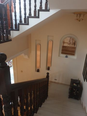 #للبيع فيلا سكنيه  في منطقه الزنج قريب من المستشفي الكندي والحديق 3