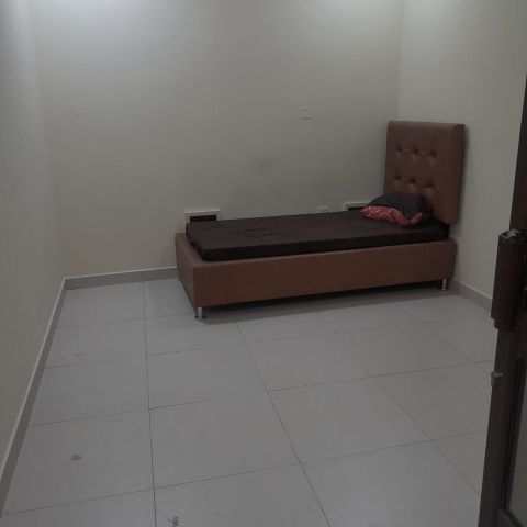 One-bedroom apartment with living room and electricity included f 6