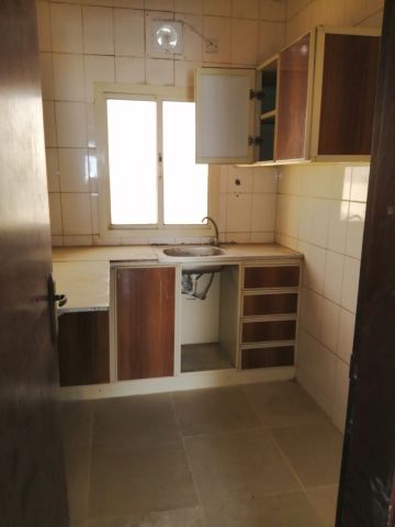 4bedrooms flat for rent in salamabad area near mercedes showroom 